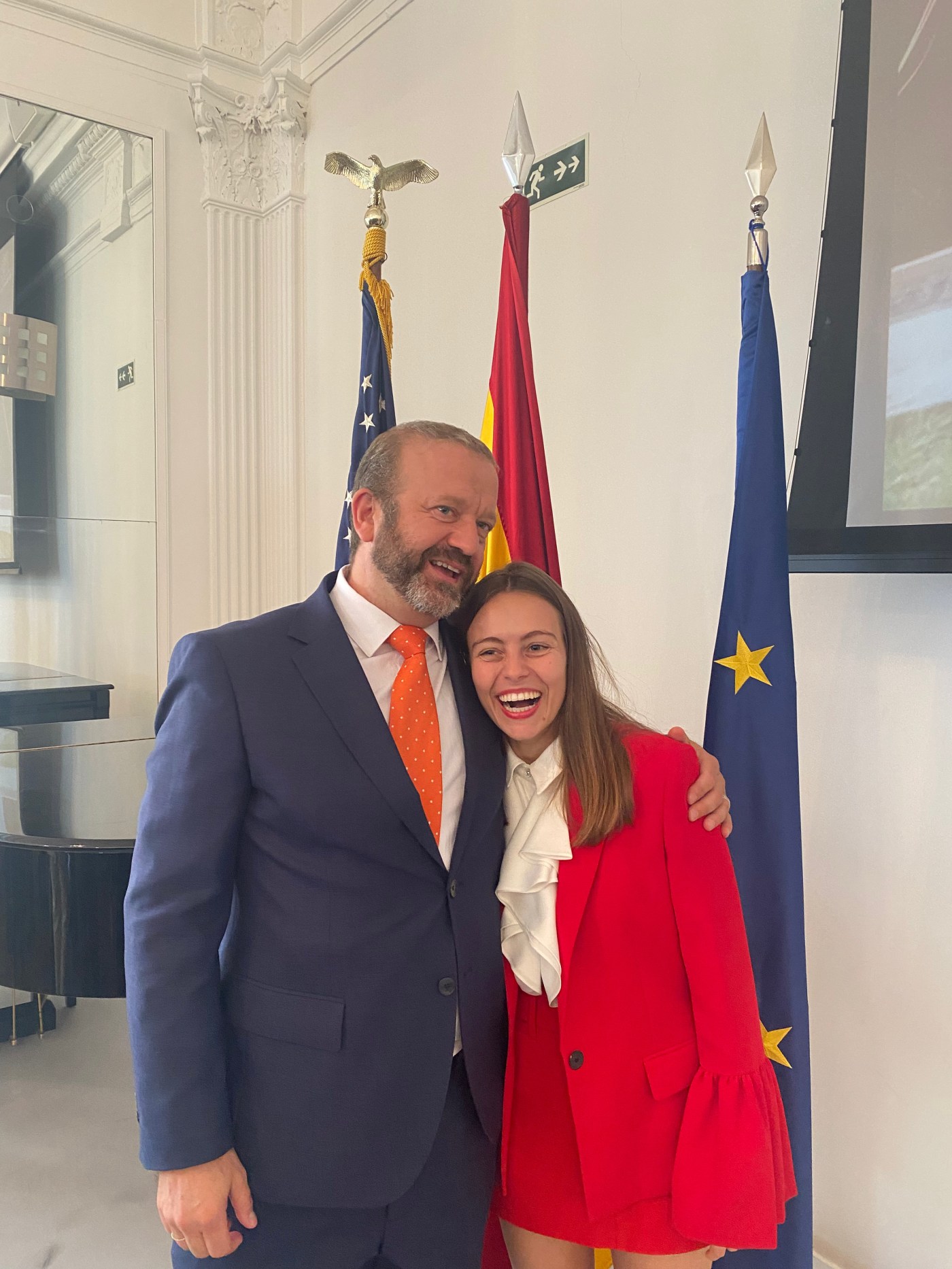 Miembros de la SPPN con las banderas de España, Estados Unidos y la Unión Europea