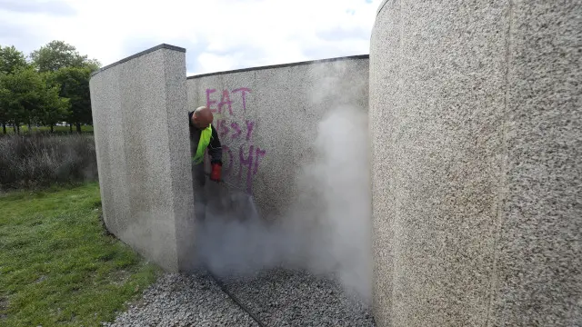 El Concello limpia las pintadas en la escultura de Robert Morris